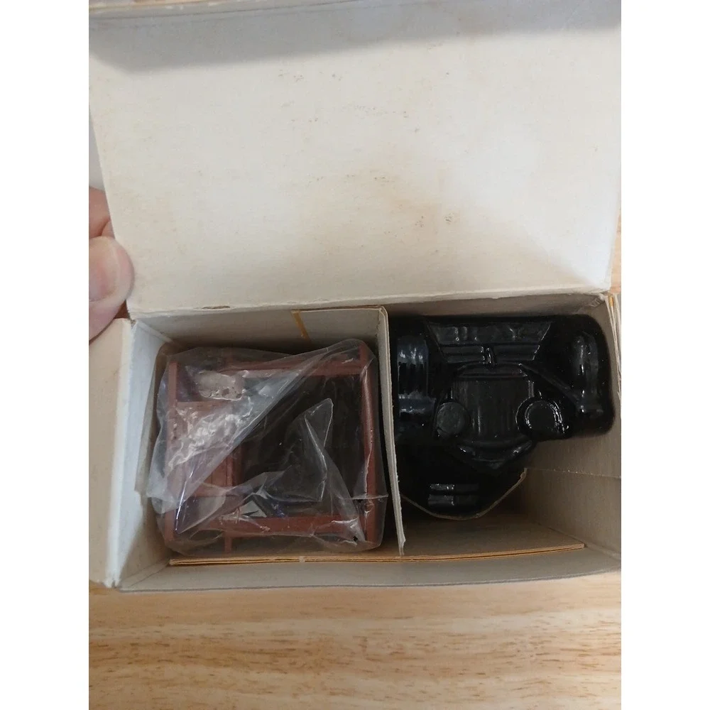 Avon Wild Country Vendor Truck Full 5 oz After Shave Decanter with Box Vintage - Picture 3 of 3